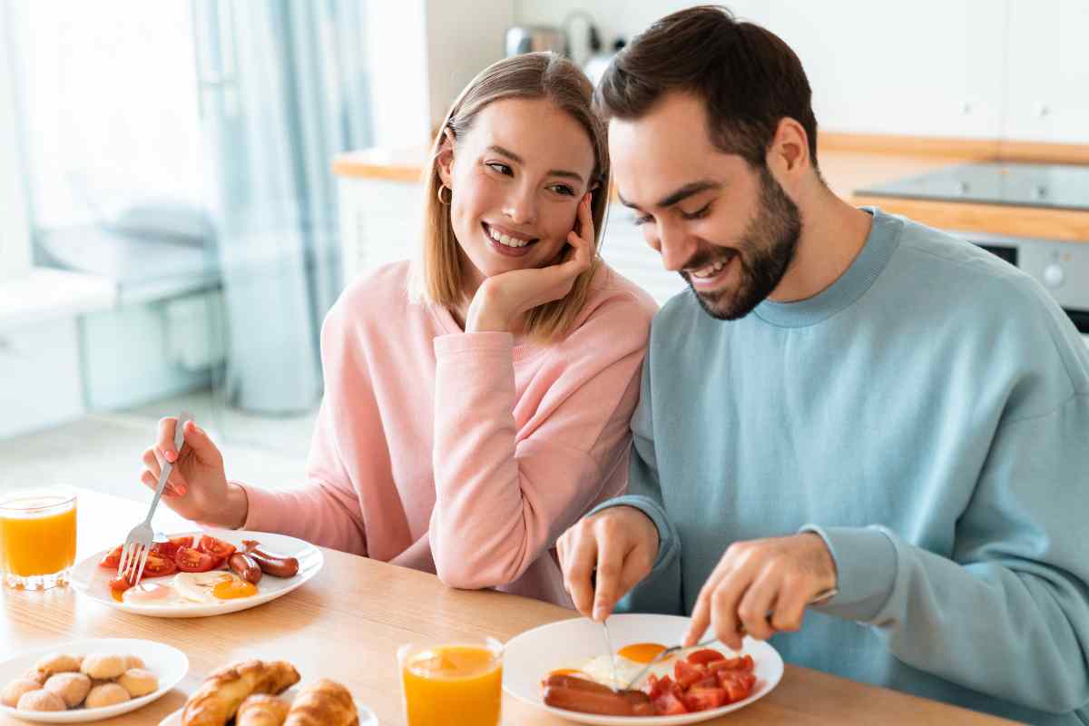 dos personas comiendo