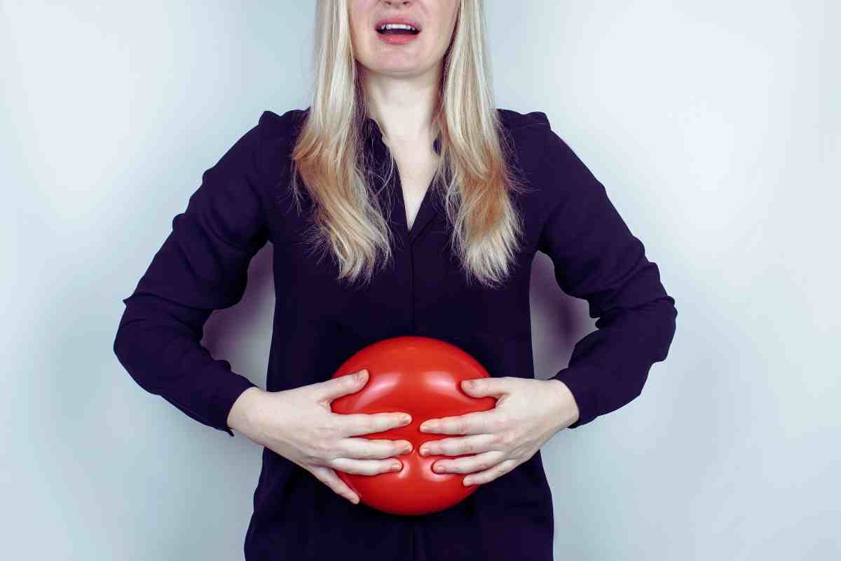 mujer que se toca la panza