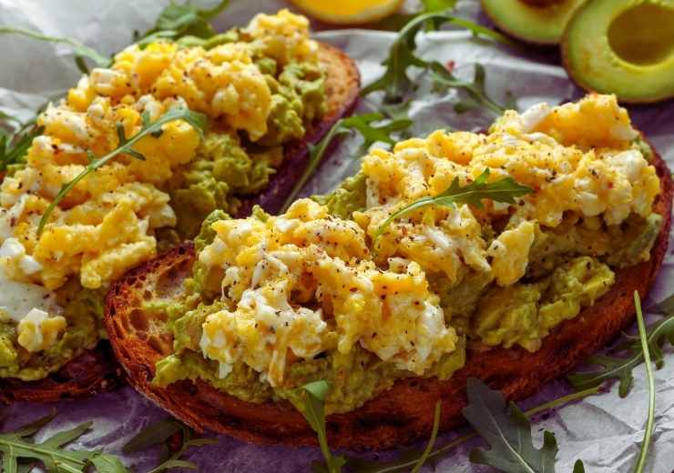 huevos revueltos y aguacate
