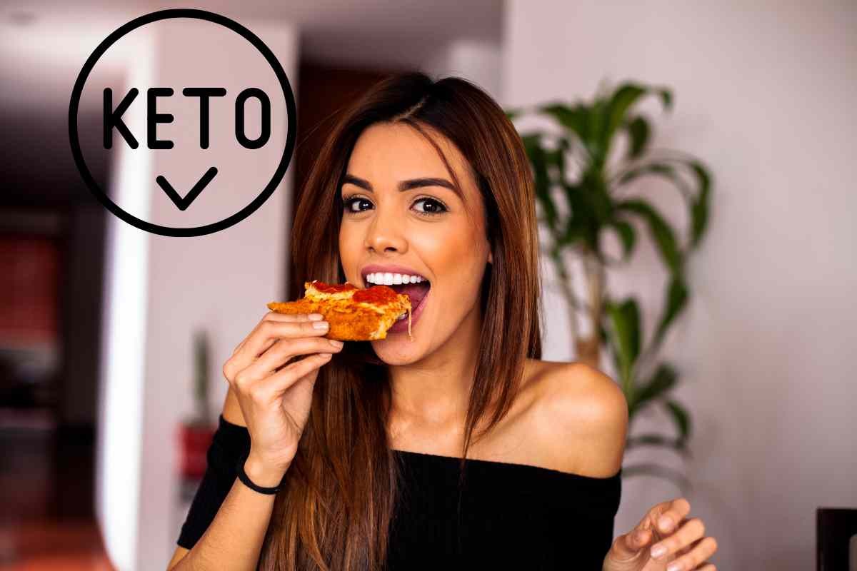 mujer que come pizza