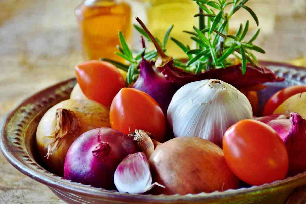 plato con alimentos para hacer sofrito