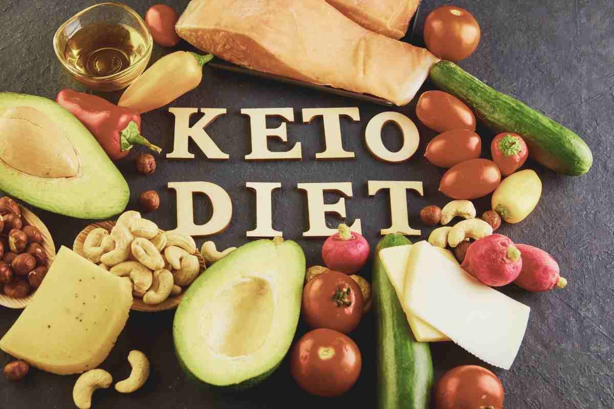 scritta keto diet in mezzo a frutta e verdura
