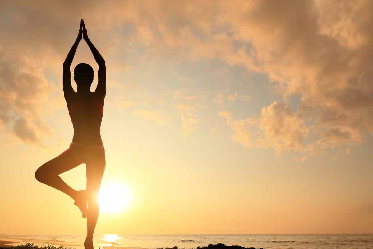 persona que hace yoga