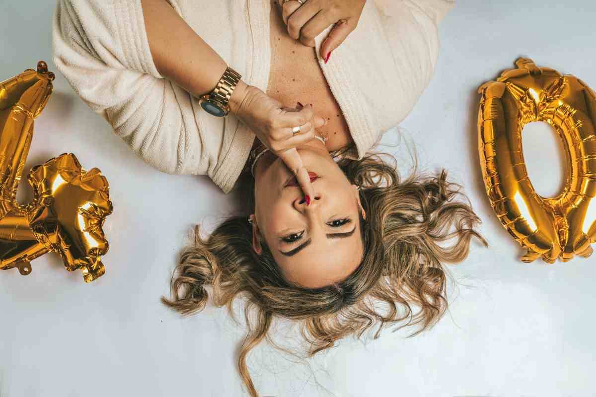 donna sdraiata a terra e numero 40