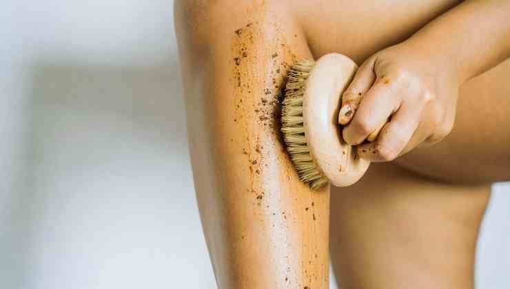 scrub e passare la spazzola sulle gambe
