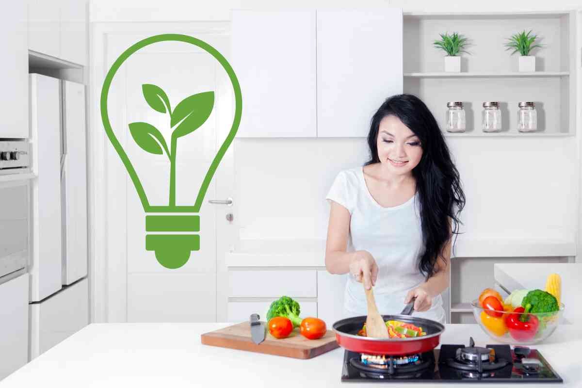 donna in cucina e simbolo di lampadina