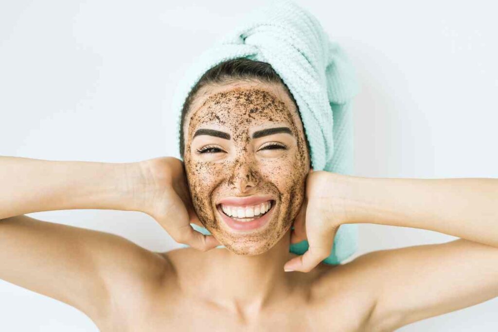 donna con scrub sul viso