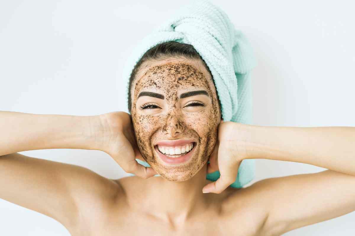 donna con scrub sul viso