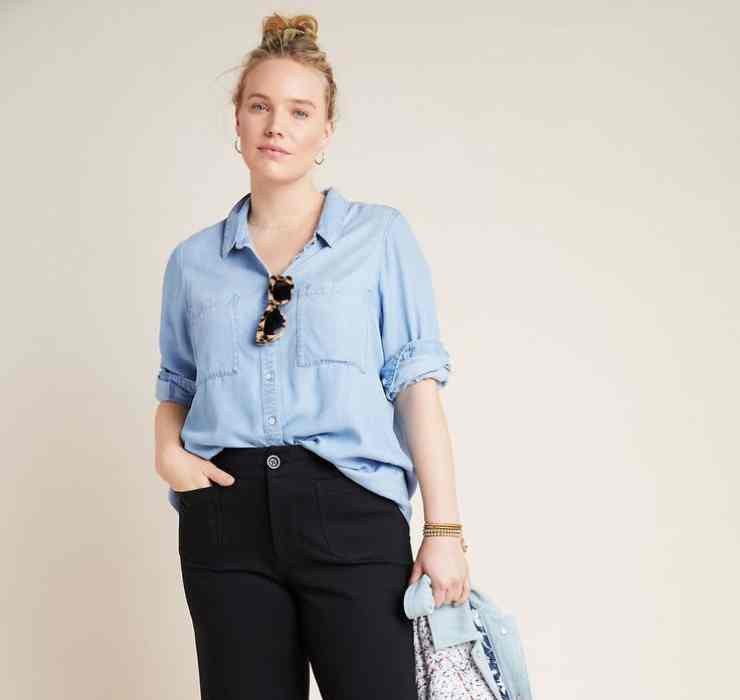 mujer con camisa y pantalón y chaqueta en mano