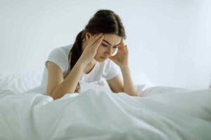 donna preoccupata sul letto