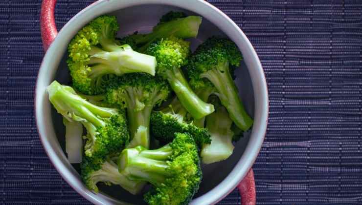 brócoli en una canasta