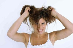 donna che si tira i capelli nervosamente