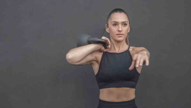 donna che si allena col kettlebell