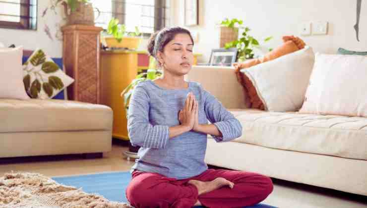 donna seduta in meditazione