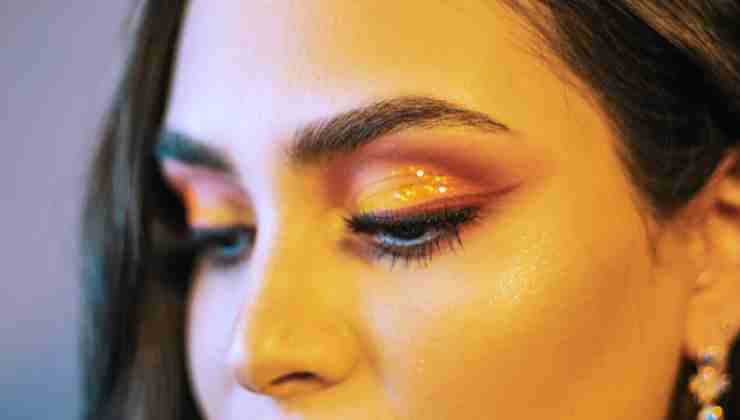 Primer plano del maquillaje de ojos de las mujeres