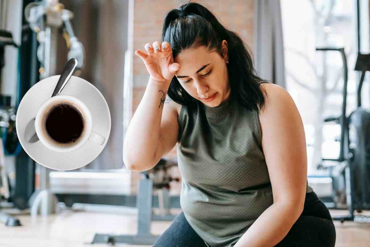 donna in palestra e tazzina di caffè