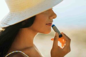 donna che si mette rossetto