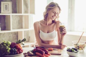 ragazza in cucina con una bevanda