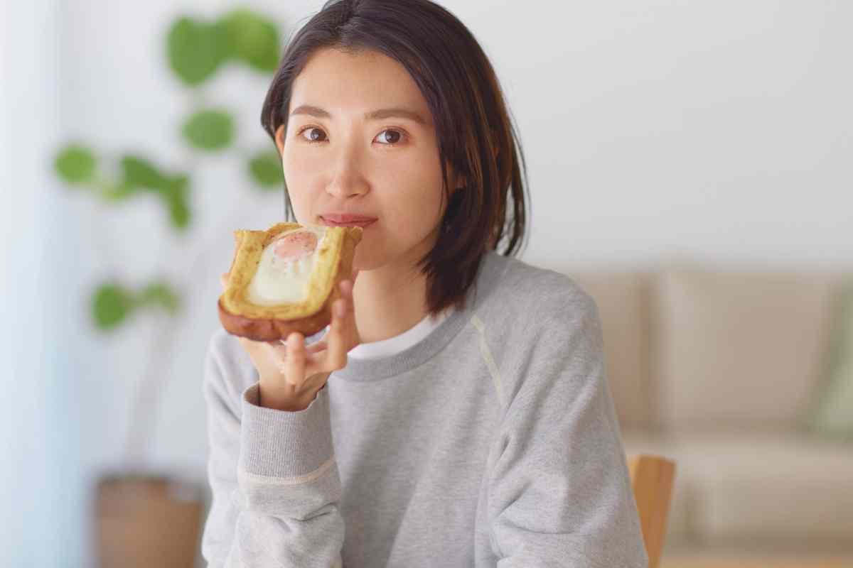 donna che mangia pane con le uova