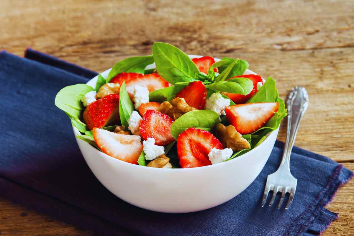insalata spinacino fragole noci