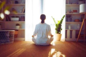 donna che sta meditando