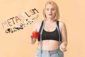 donna con una mela in mano e scritta metabolismo