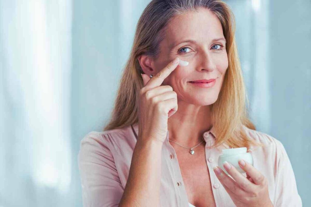 donna che si mette la crema sul viso