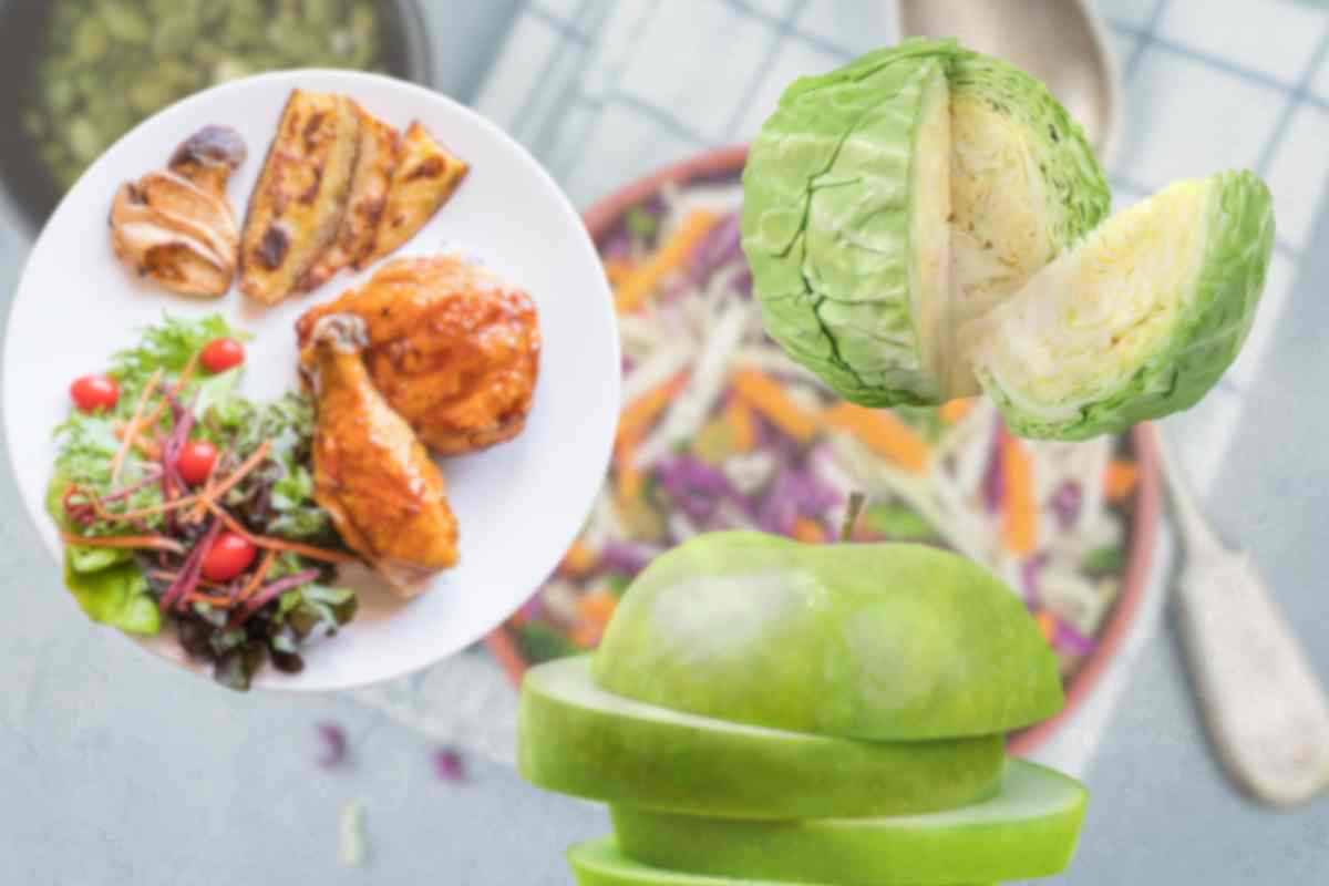 piatto di pollo, cavolo e mela