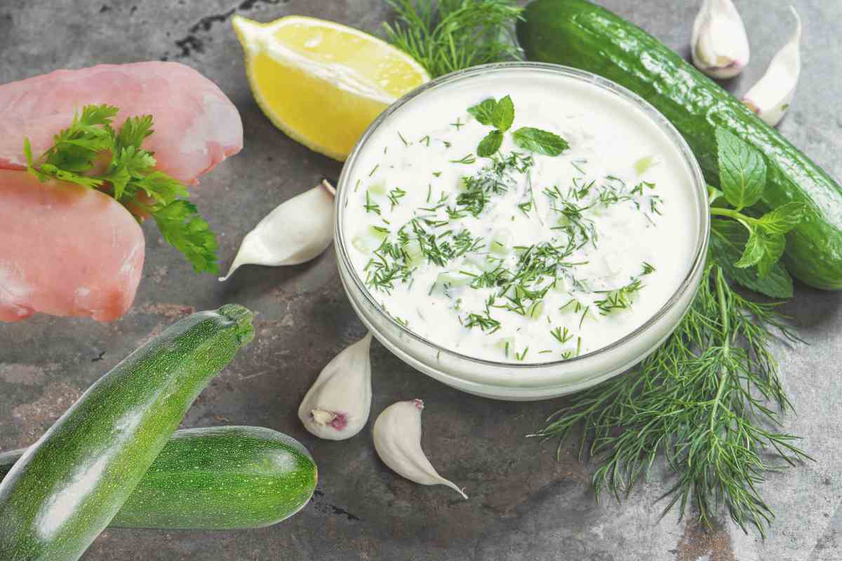 pollo zucchine e salsa yogurt al limone