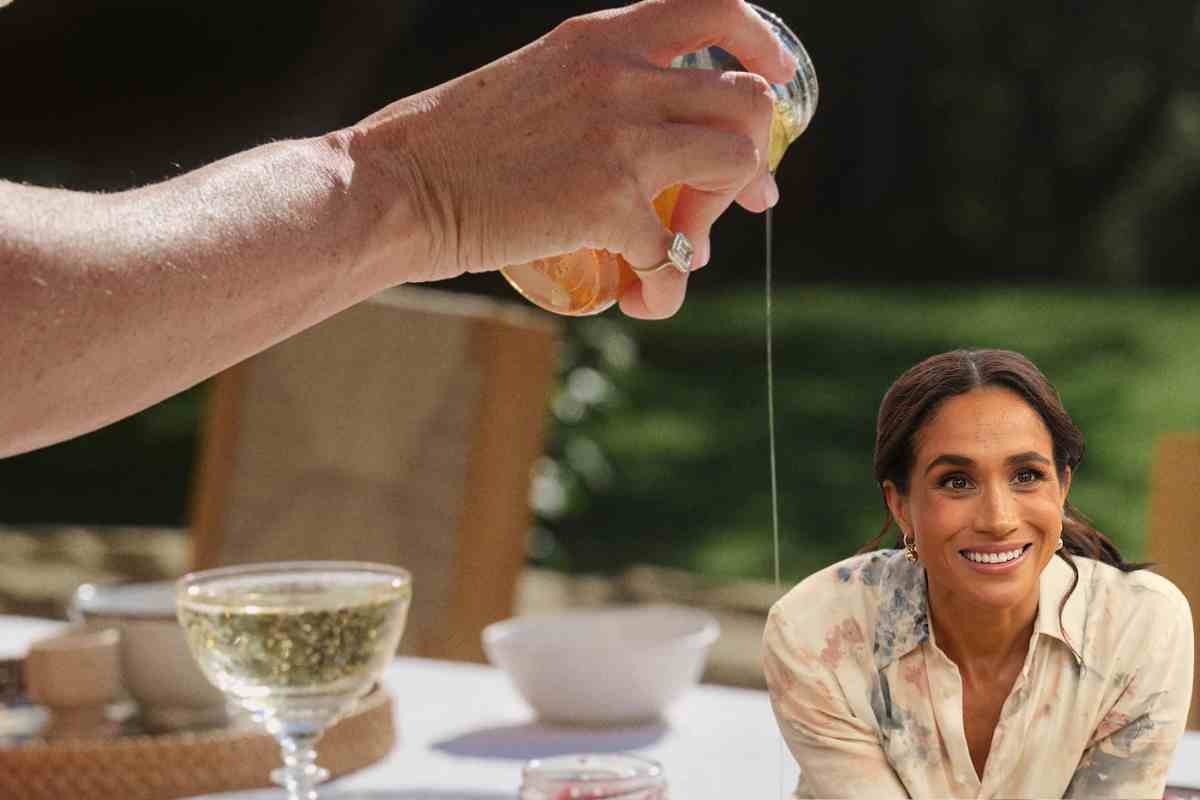 meghan markle e mano che versa del miele