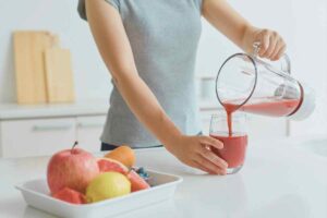 preparazione smoothie anguria mela limone