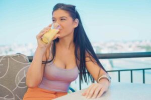 ragazza che beve una bevanda