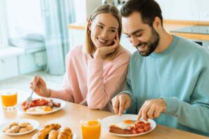 due persone fanno colazione con le uova
