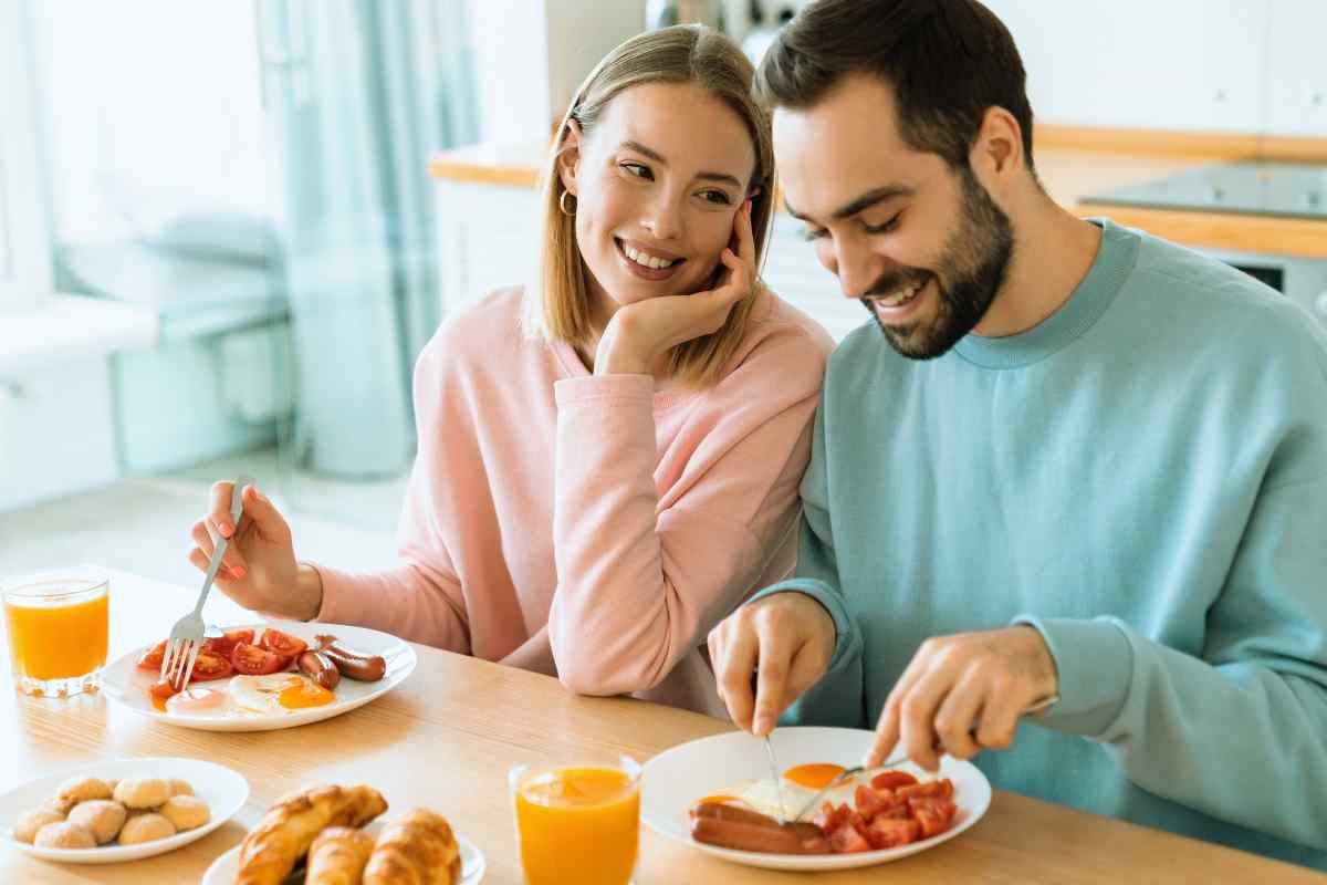 due persone fanno colazione con le uova