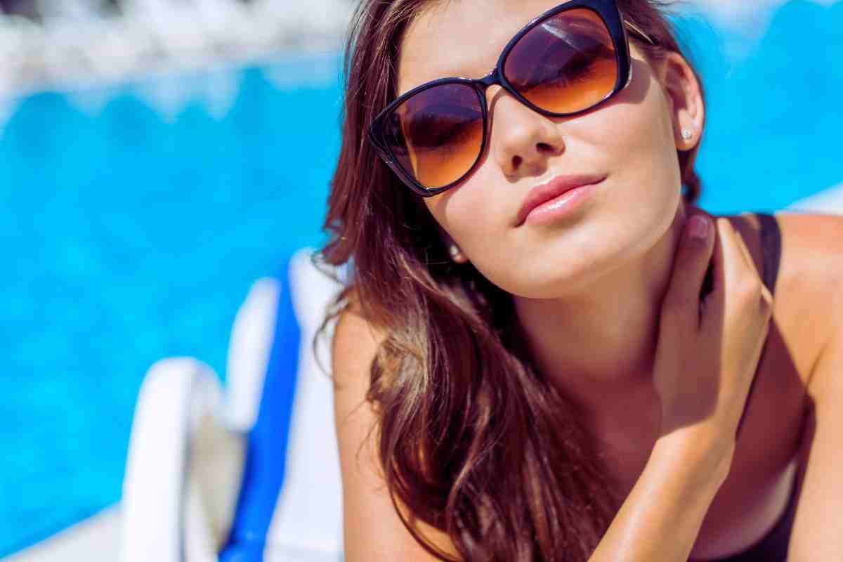 mujer con gafas de sol en primer plano