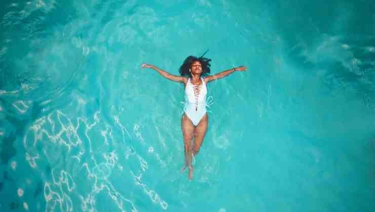 donna in acqua a pancia in su