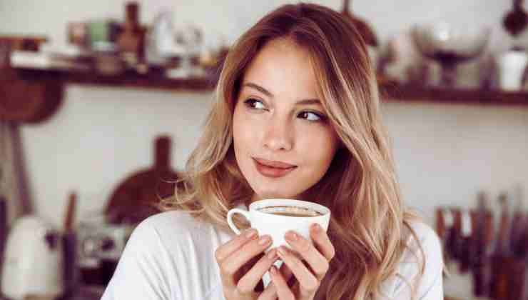 donna con tazzina di caffè