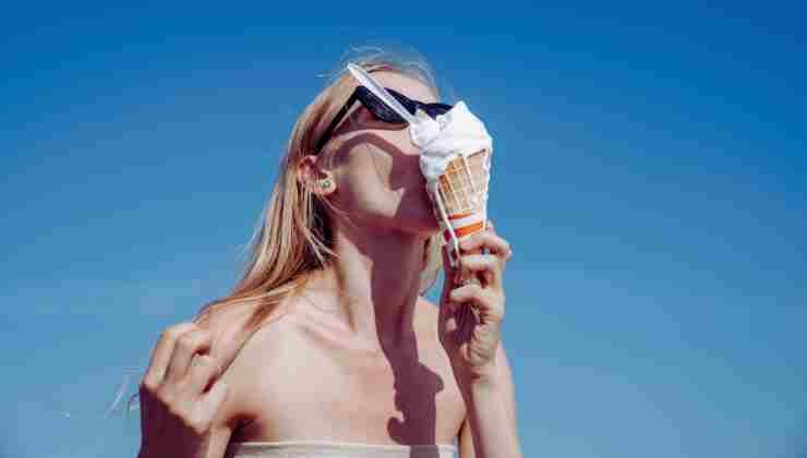 mujer comiendo helado