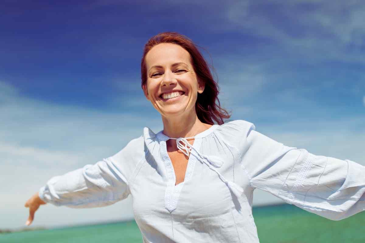 mujer feliz con los brazos abiertos