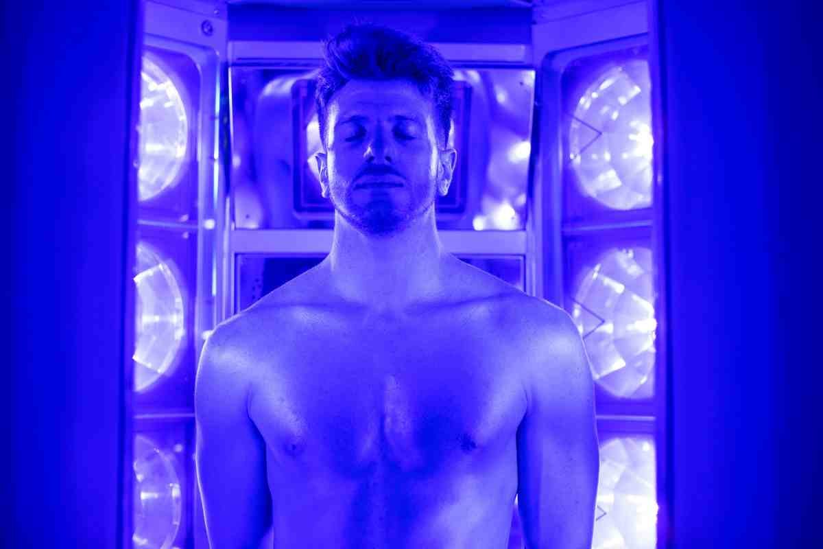 uomo dentro doccia solare