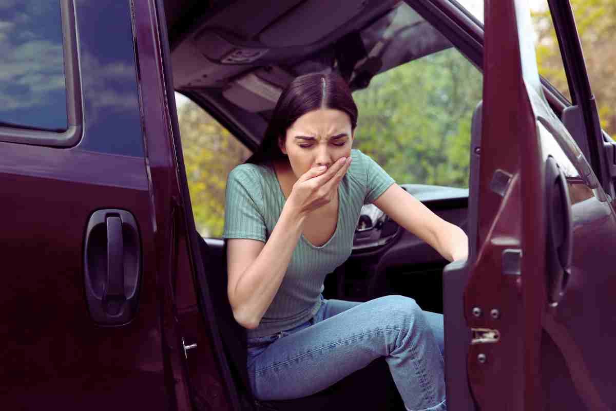 donna che ha sensazione di vomito in auto