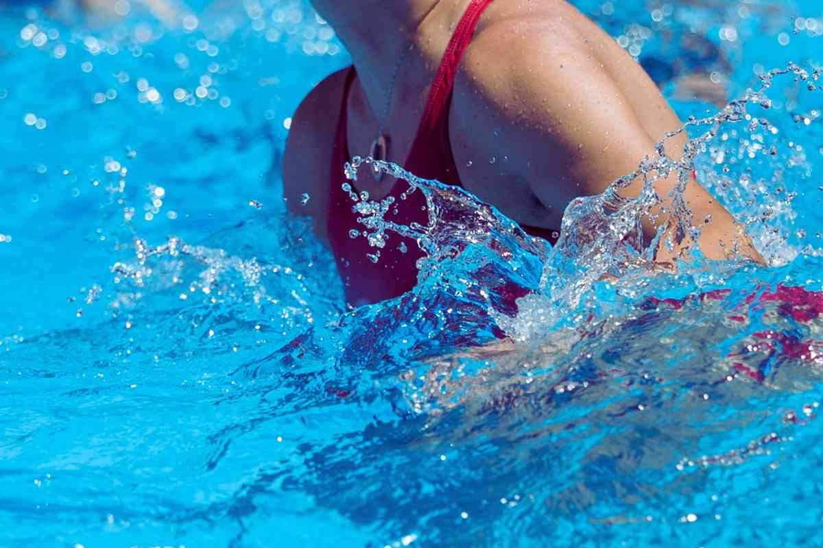 donna in acqua allenando