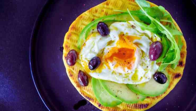 omelette salmone avocado