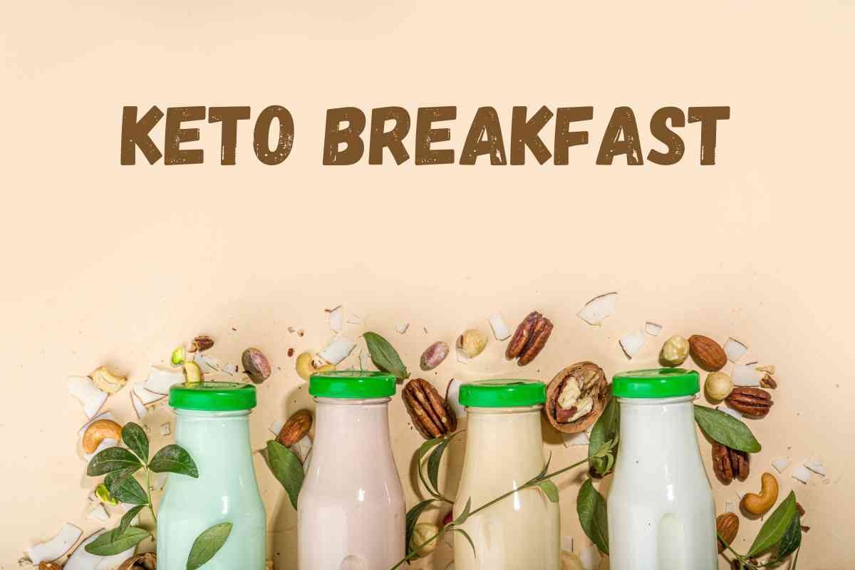 scritta keto breakfast e bottiglie di succhi
