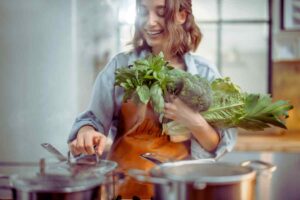 donna che cuoce le verdure