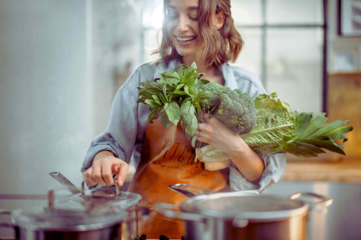 donna che cuoce le verdure