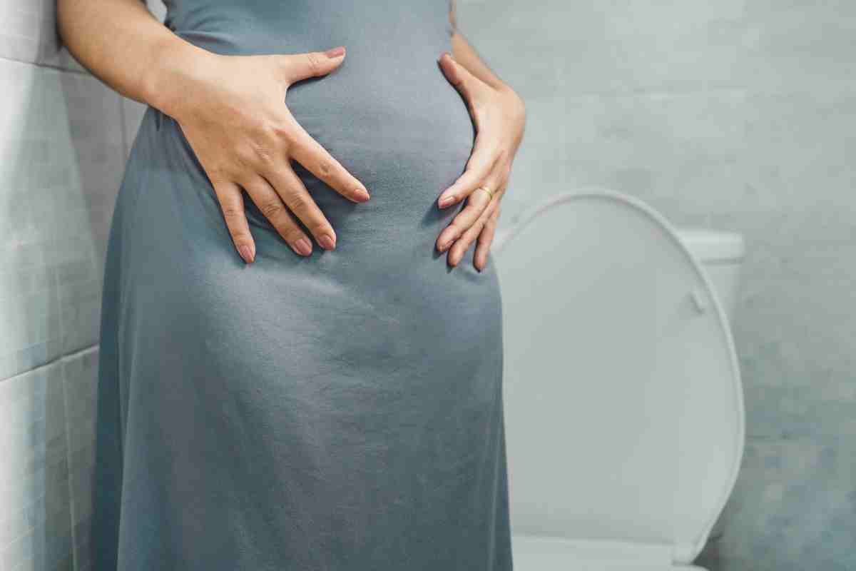 mujer tocándose el vientre hinchado