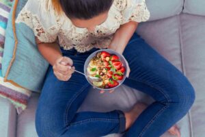mangiare la frutta sul divano
