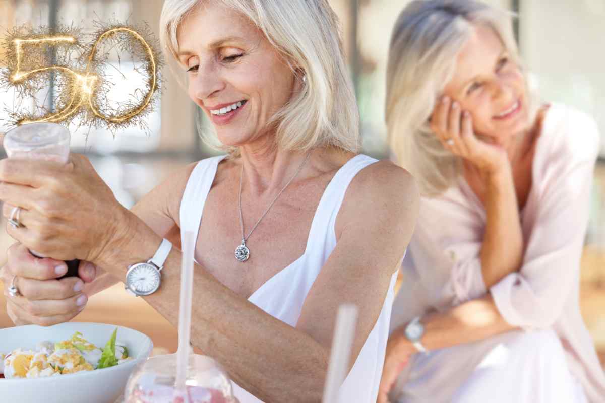 donna matura si prepara il cibo