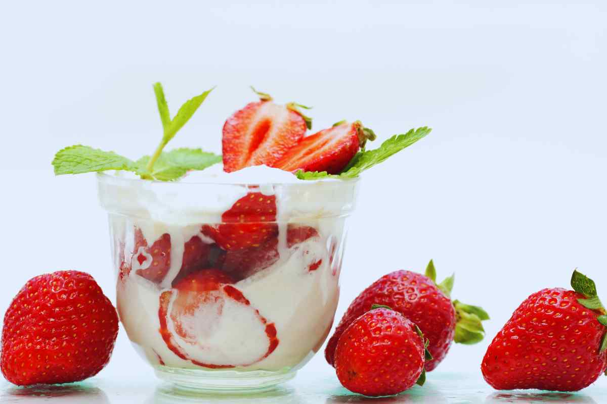 bicchiere di fragole e panna